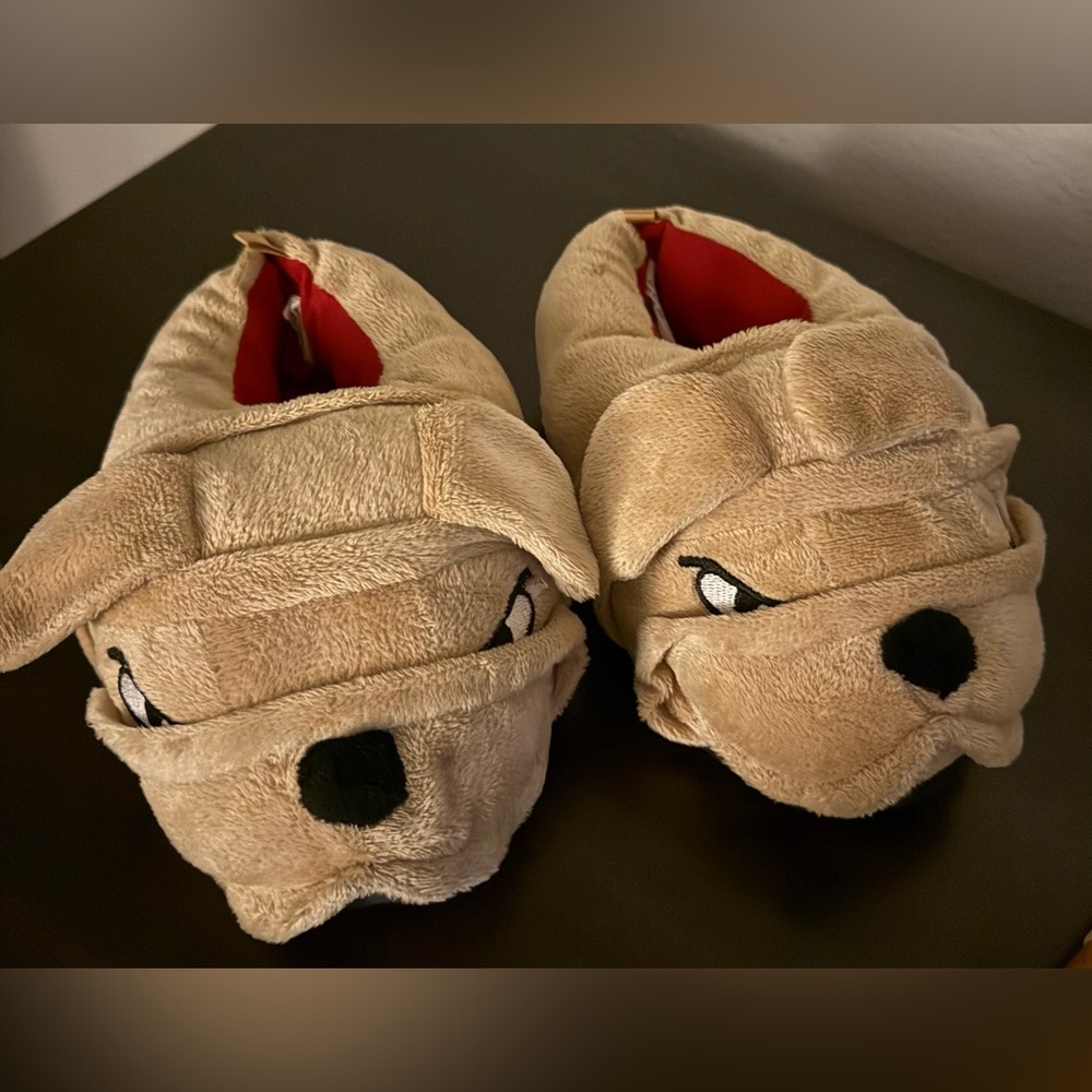 Wiggle Warms Bulldog Slippers | Big Kids XL (11–12) | Unisex Plush House Shoes - Picture 4 of 6